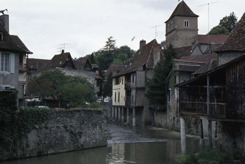 Maisons à pilotis sur les rives du Saleys, clocher de l'église