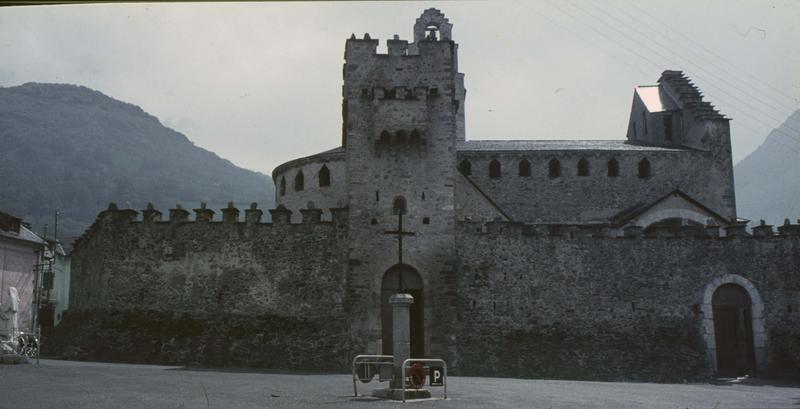 Ensemble nord : tour d'entrée et mur d'enceinte