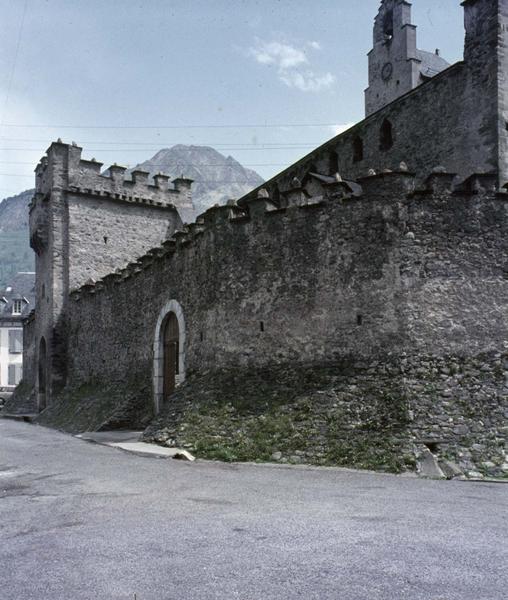 Le mur d'enceinte vu en perspective, tour d'entrée