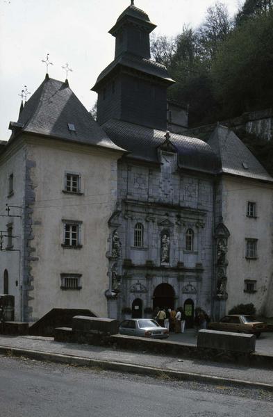 Façade et clocher sur une place animée