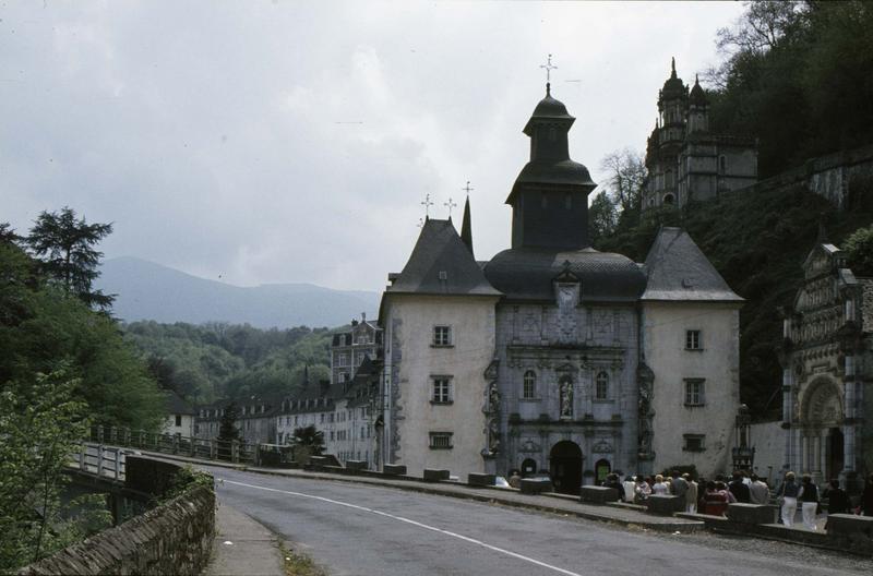 Façade et clocher sur une place animée