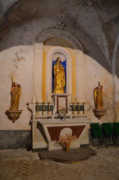 autel de la chapelle latérale nord ; statue : sainte non identifiée, vue générale