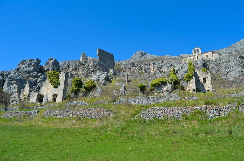 vue générale des ruines du château, de l'ancien village de Gréolières et de la chapelle Saint-Etienne