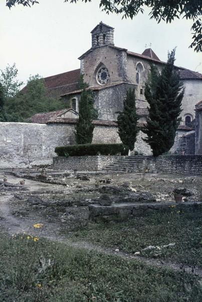 Clocher de l'église abbatiale et ruines gallo-romaines au premier plan