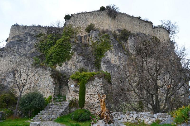 vue générale des ruines du château dans leur environnement