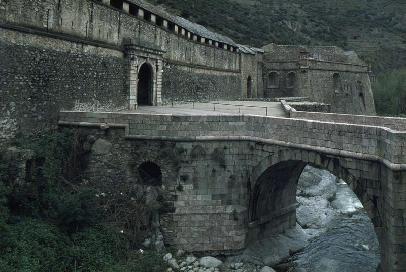 Porte de France sur les remparts et pont sur la Têt