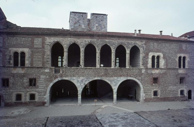 Cour d'honneur : façade est