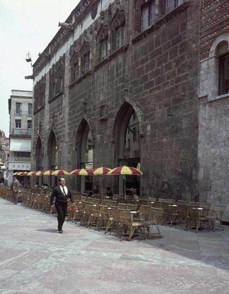 Façade sur une rue animée, terrasse d'un café