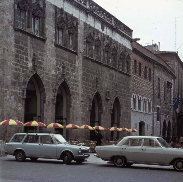 Façade sur une rue animée, terrasse d'un café