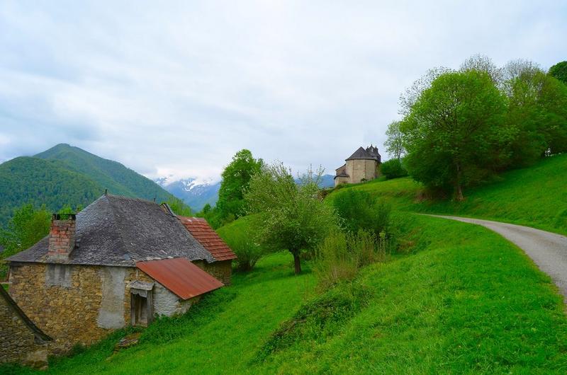 vue générale de l'église dans son environnement