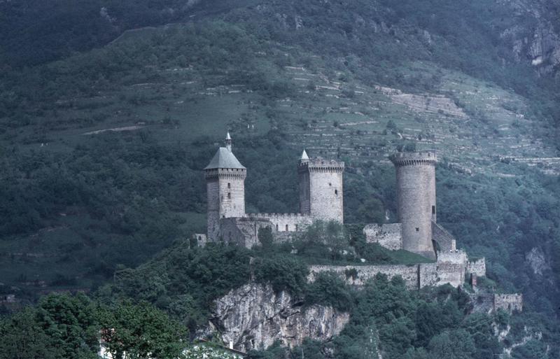 Ensemble, mur d'enceinte et tours, sur un éperon rocheux