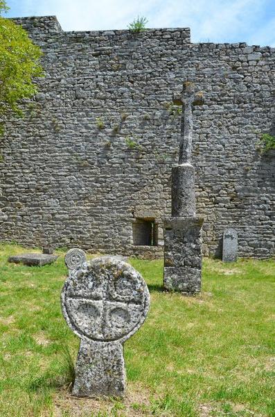 stèles discoïdales, croix, vue générale