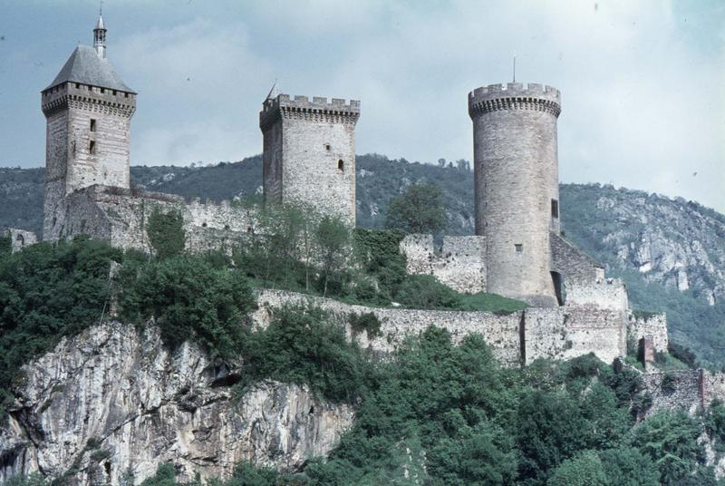 Ensemble, mur d'enceinte et tours, sur un éperon rocheux