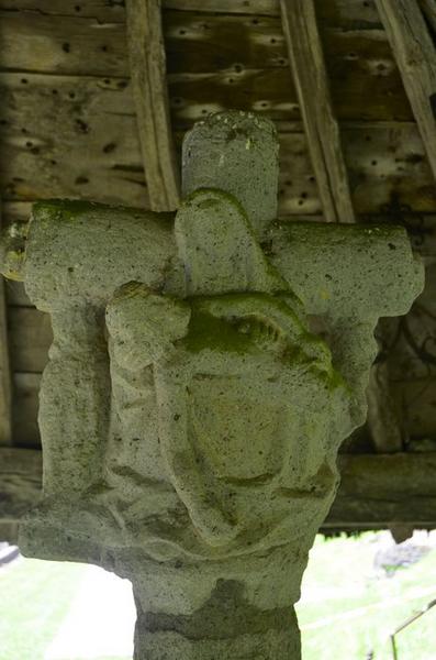 croix de cimetière, vue partielle