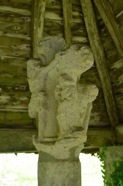 croix de cimetière, vue partielle