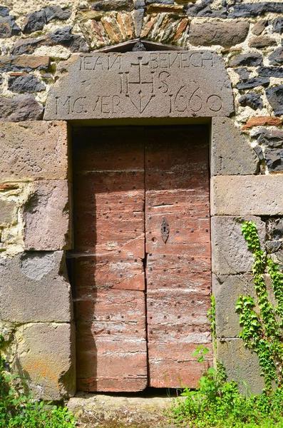 façade est, détail de la porte d'entrée