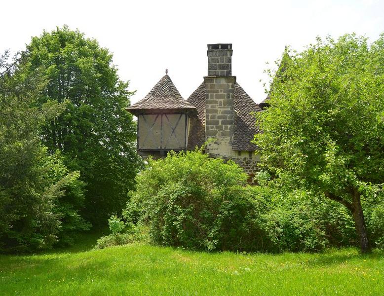 vue partielle du manoir dans son environnement