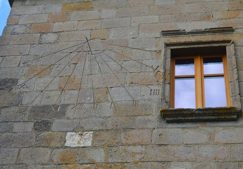 façade sud du clocher, détail d'un cadran solaire