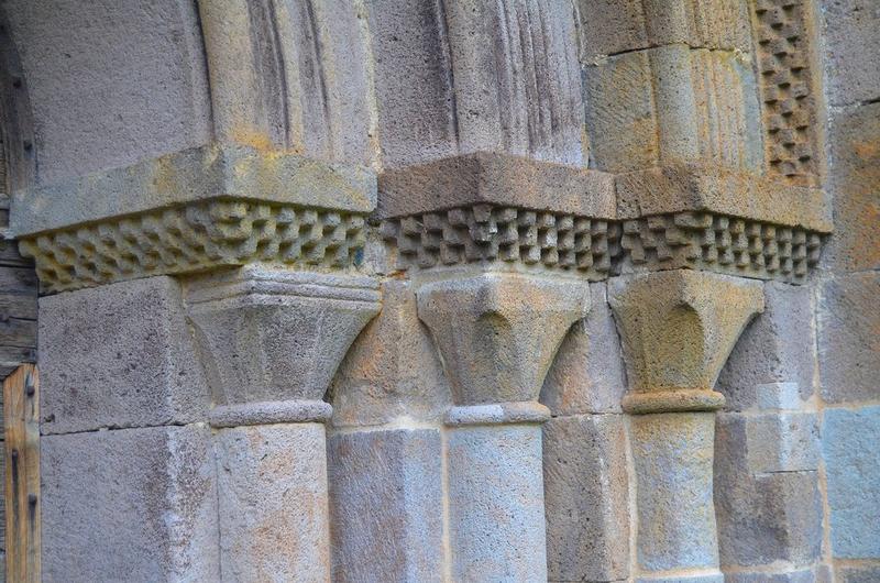 porche sud, ébrasement de droite, détail des chapiteaux