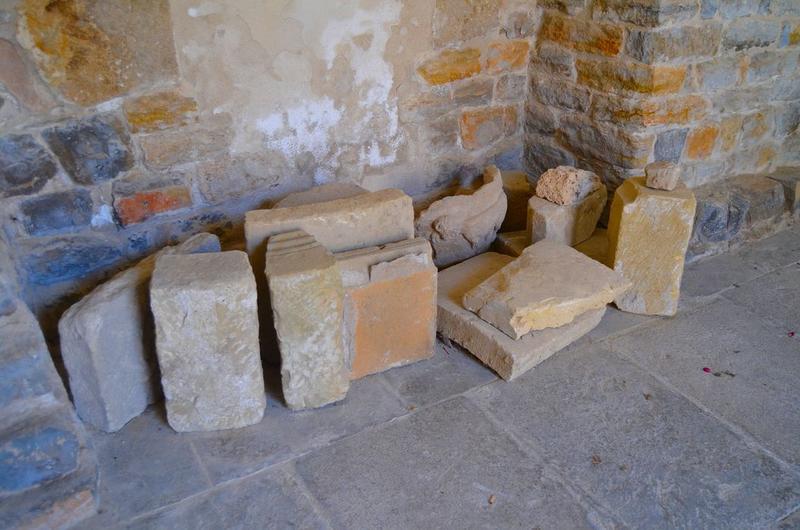 fragments de pierres sculptées déposées, vue générale