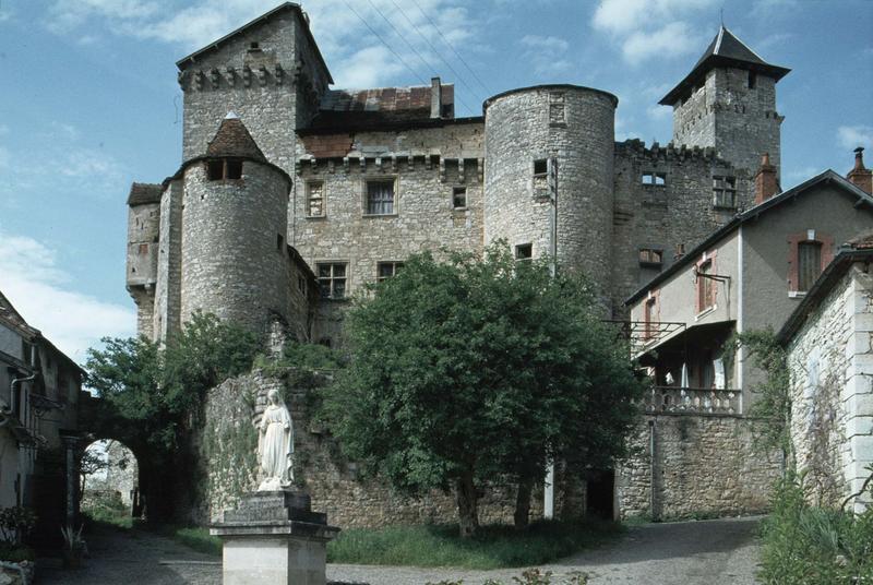 Ensemble du château sur une place