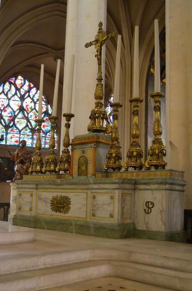 chandeliers et croix du maître-autel, vue générale