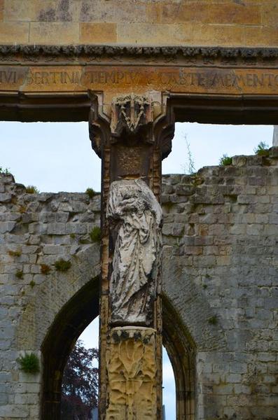 Ensemble de cinq statues du portail occidental : Vierge à l'Enfant et saints personnages