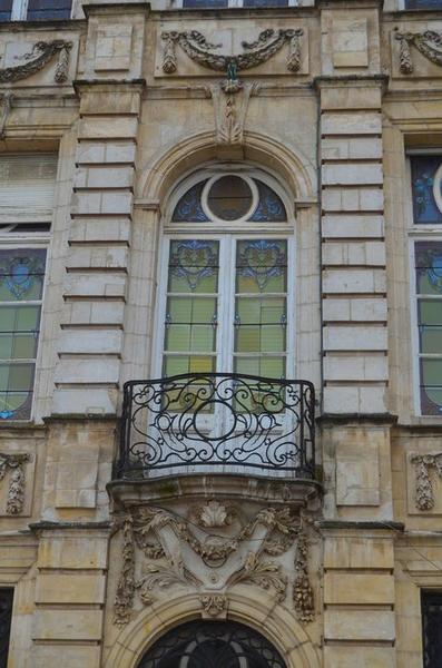 façade sud, détail de la baie du 1er étage de la travée centrale