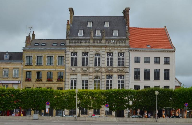 Vue générale de la façade dans on environnement