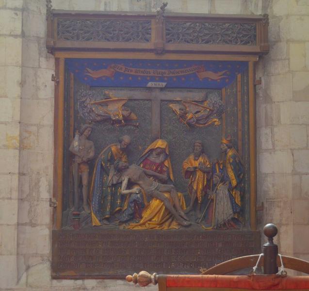 monument funéraire de Jean Coquillau (bas-relief) : Vierge de Pitié saint Sébastien saint Jean-Baptiste le donateur accompagné d'un évêque, vue générale - © Ministère de la Culture (France), Médiathèque du patrimoine et de la photographie, diffusion RMN-GP