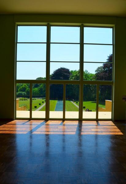 salon-hall, vue générale de la baie ouvrant sur le jardin