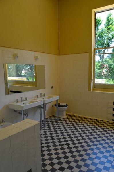 rez-de-chaussée, salle de bain attenante à la chambre de jeune homme, vue partielle