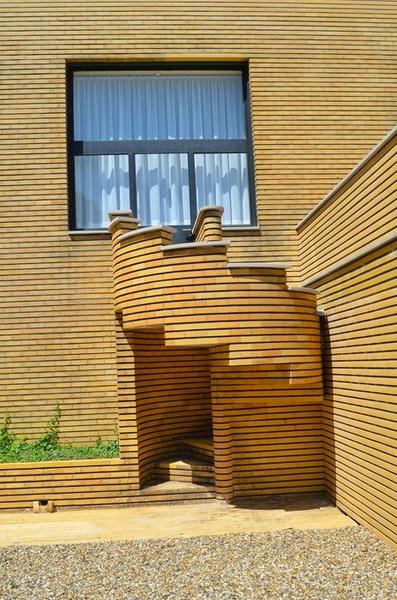 façade sud, détail de l'escalier permettant de rejoindre le jardin depuis la salle à manger des parents