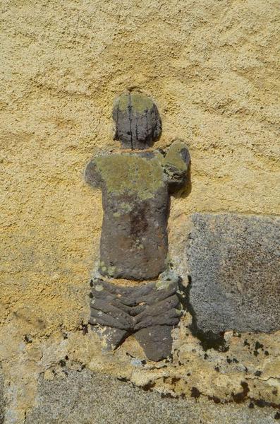 façade sud, détail d'une statue réutilisée dans la maçonnerie (saint Sébastien ?)