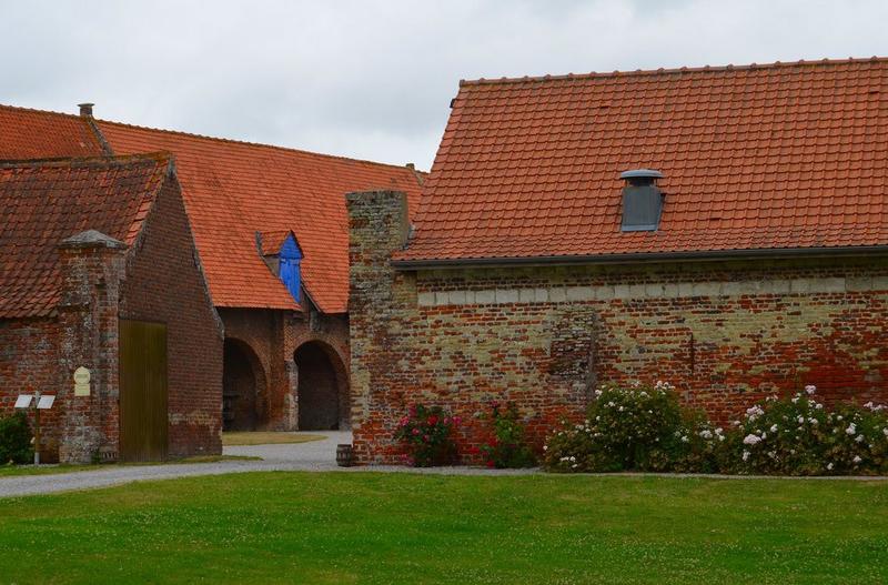 passage ouest menant à la cour des bâtiments agricoles, vue générale