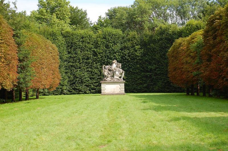 parc, grande perspective nord, groupe sculpté : les chevaux d'Apollon, vue générale