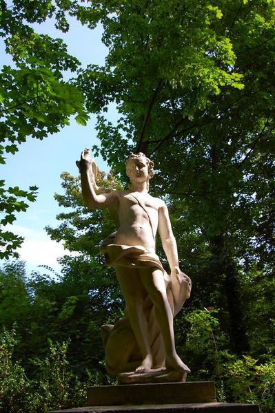 parc, statue d'un jeune chasseur, vue générale