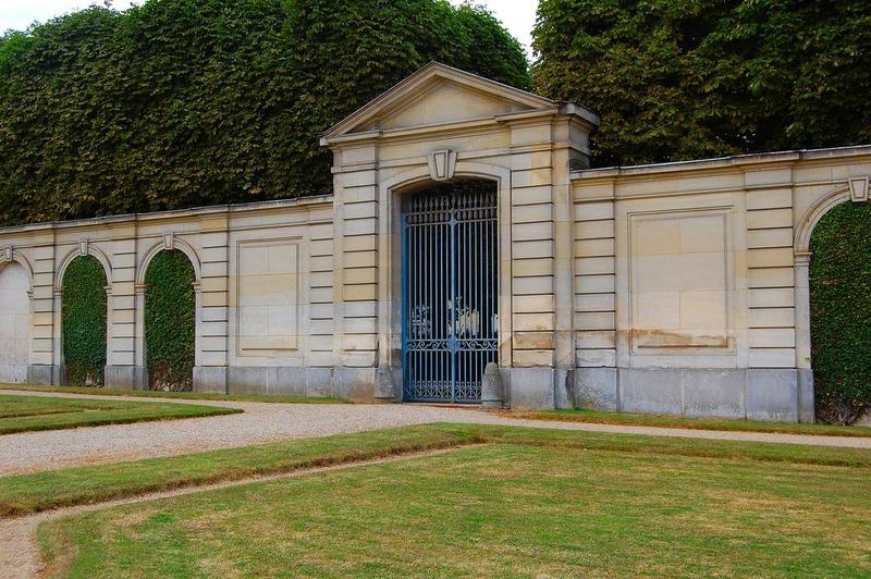 mur fermant la cour d'honneur à l'est, vue générale