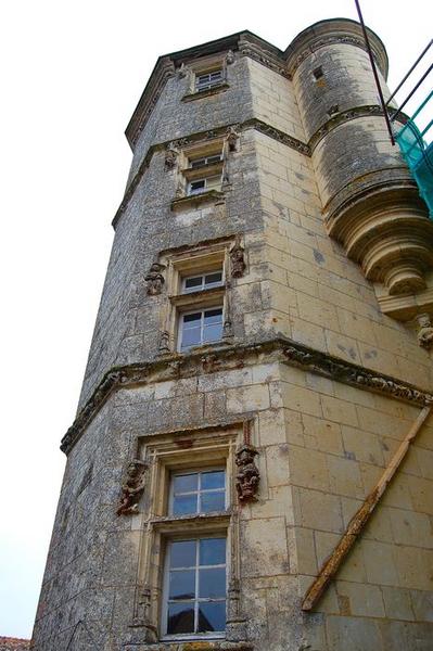 logis prieural, tour d'escalier, vue partielle