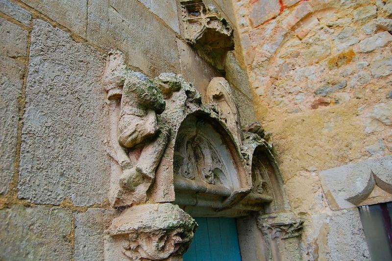 logis prieural, tour d'escalier, détail du tympan de la porte d'accès