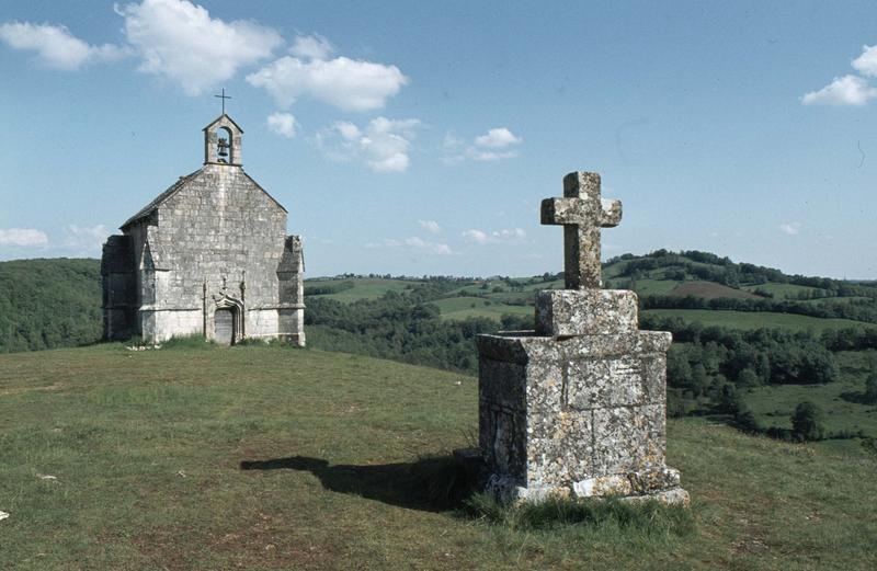 Façade ouest et une croix en pierre