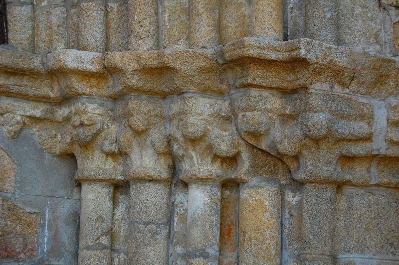 ancien porche d'accès nord, détail des chapiteaux, ébrasement de droite