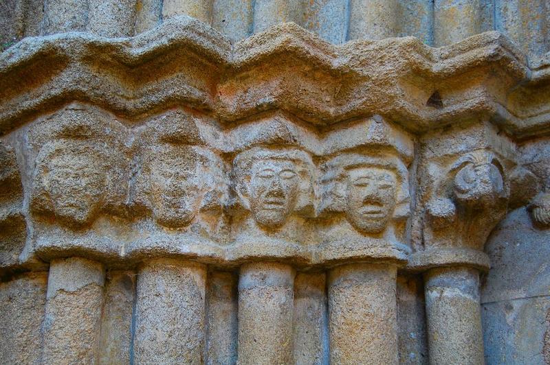 ancien porche d'accès ouest, détail des chapiteaux, ébrasement de gauche