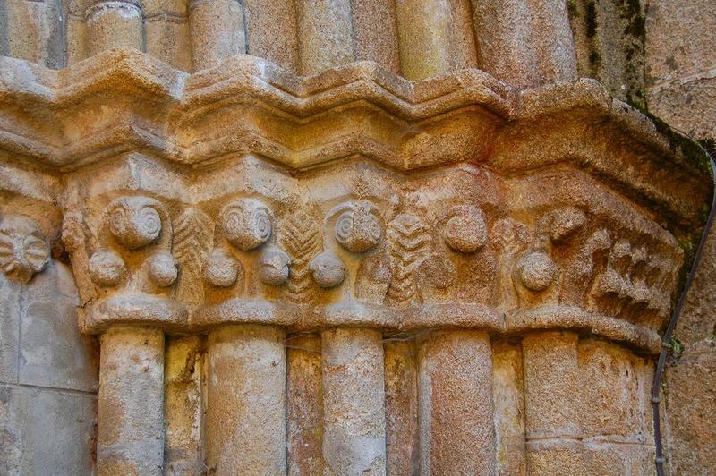 ancien porche d'accès ouest, détail des chapiteaux, ébrasement de droite