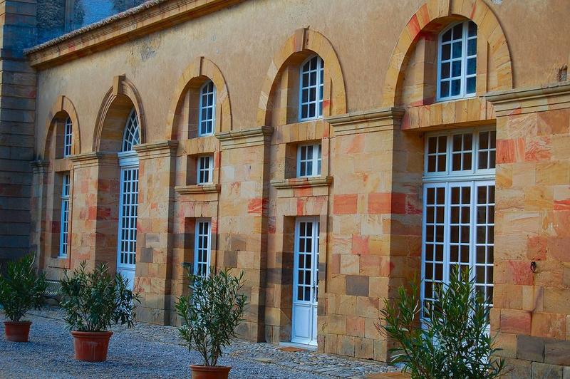 bâtiment encadrant la cour d'honneur, vue partielle