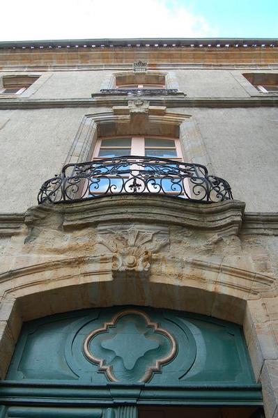 façade sur rue, vue partielle