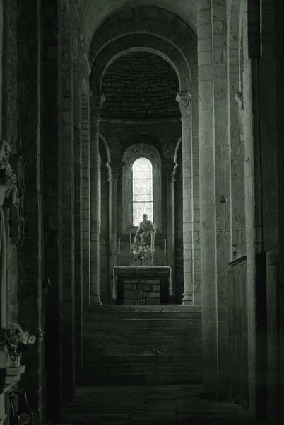 Intérieur de l'église : la nef vers le choeur