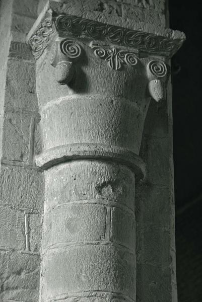 Intérieur de l'église : chapiteau à décor végétal