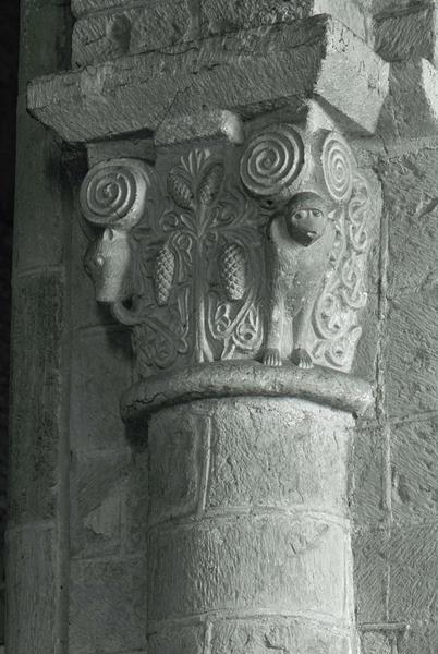 Intérieur de l'église : chapiteau à décor végétal