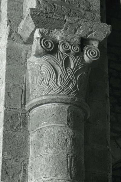 Intérieur de l'église : chapiteau à décor végétal